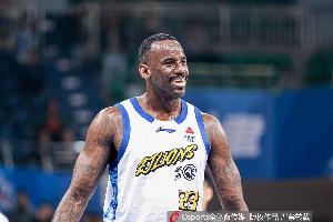 顶住压力！桑普森逆境爆发展现顽强意志