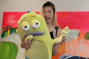 这次女篮球员李梦在社交媒体上分享了一段嘻哈搞怪风格的手势舞视频