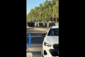 狂飙!维尼修斯续约疑云中抵达皇马,战火重燃