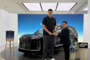 姚明喜提蔚来ES9,两月等待终入群